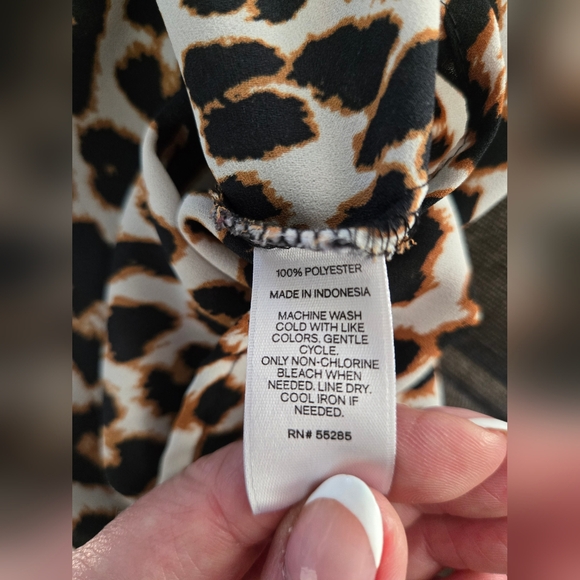 EXPRESS Leopard Print V-Neck, Button-down Blouse - Medium - Like New - Picture 9 of 9